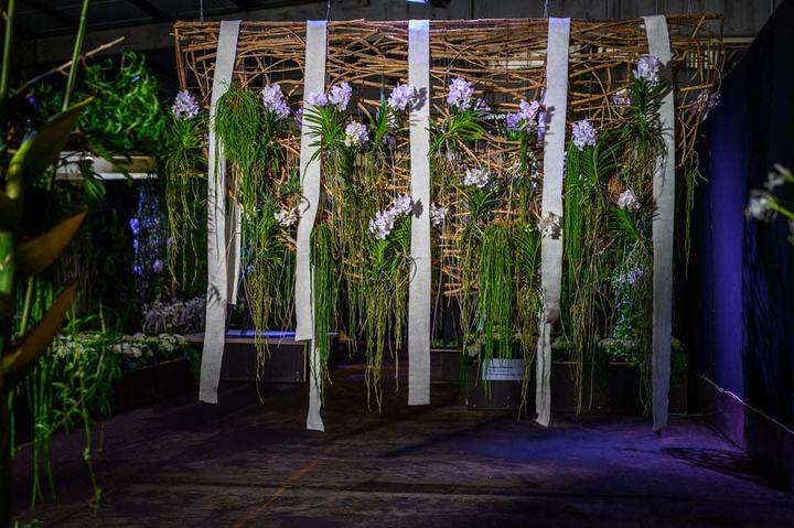 Grüne Rauminstallation mit hängenden Elementen