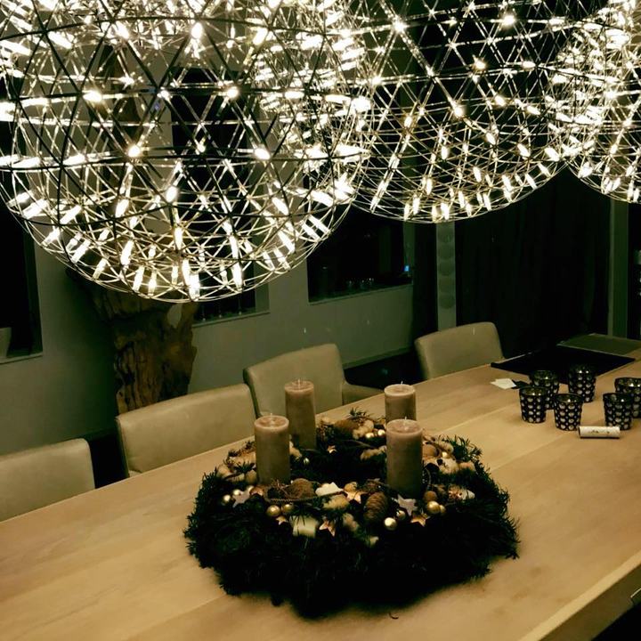 Adventskranz auf langer Tafel