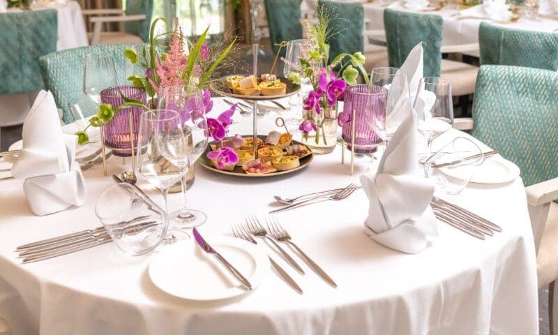 Festlich gedeckte Hochzeitstafel mit Orchideen und Kerzen