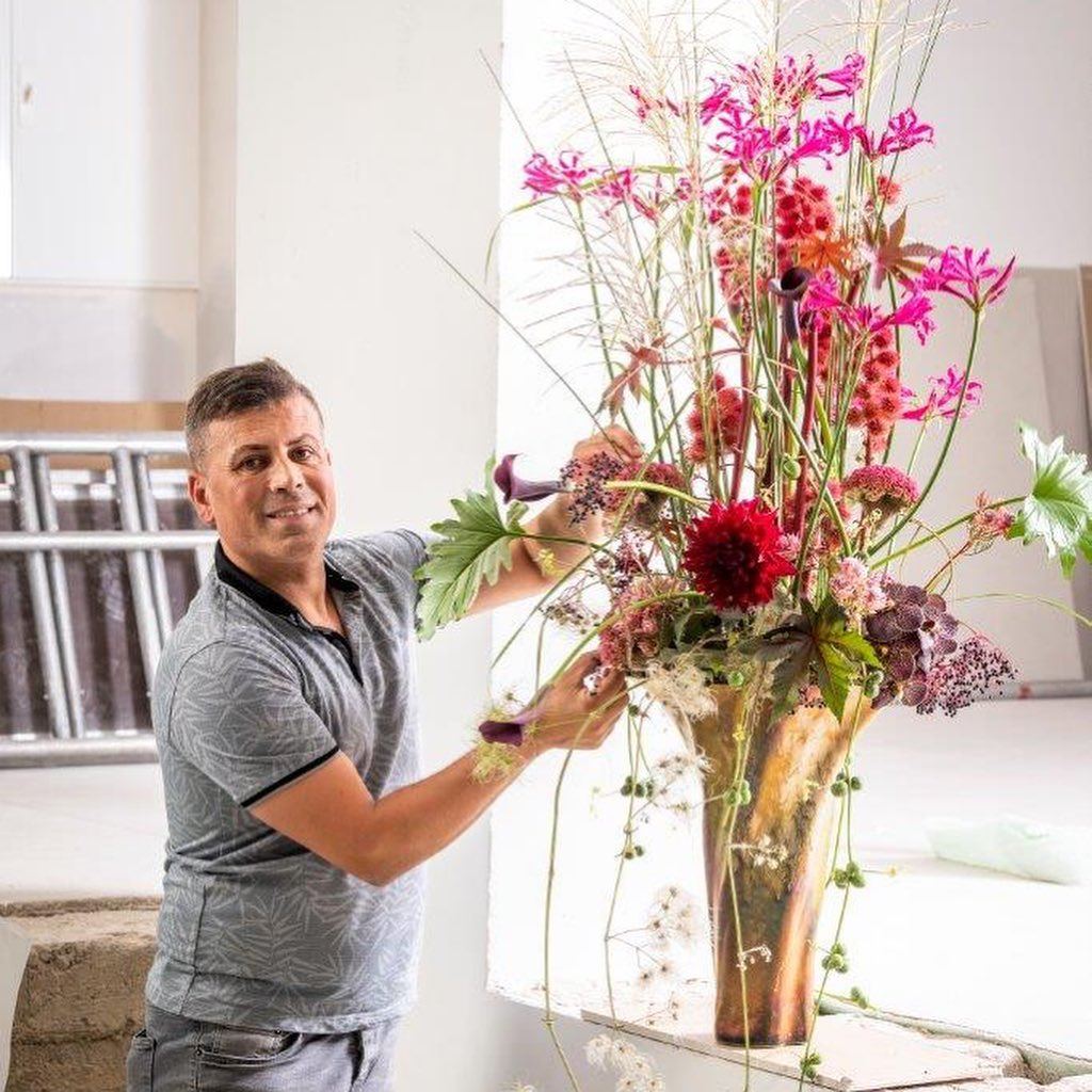 Mehmet Yilmaz bei der Arbeit an einem floralen Gesteck
