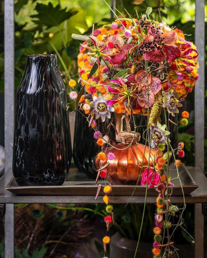 Herbstgesteck auf Kupfergefäß