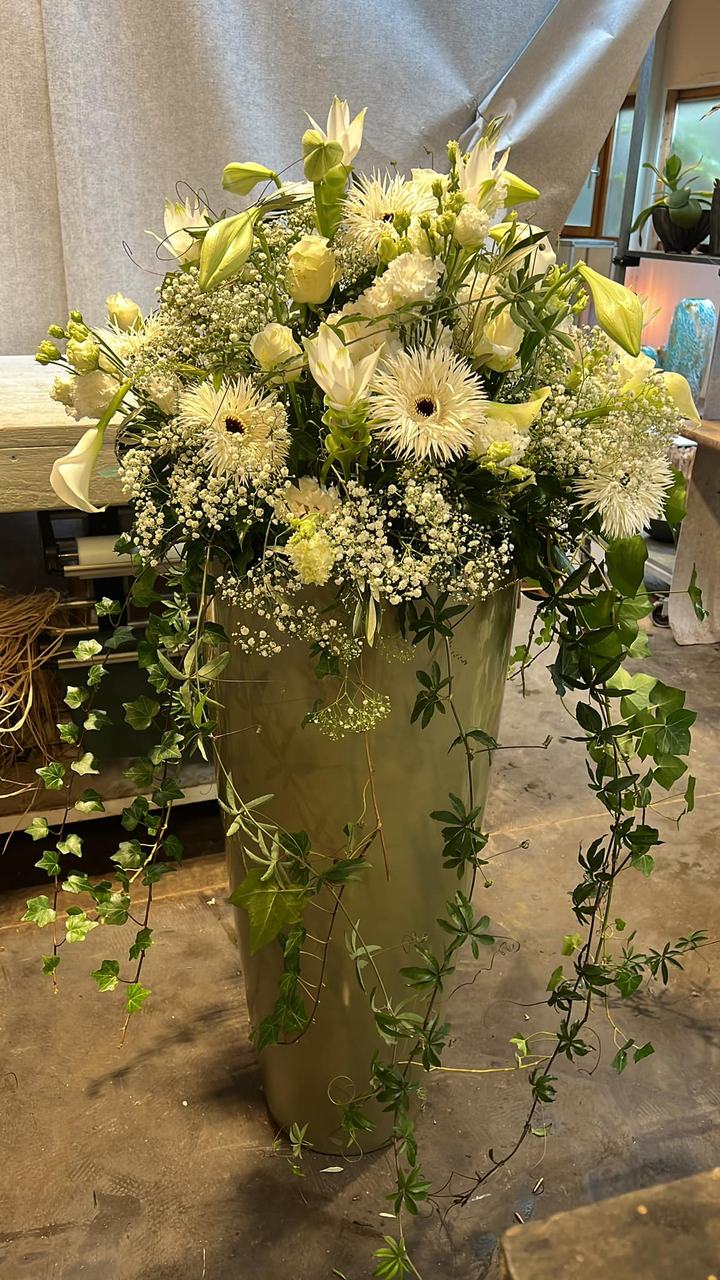 Bodenvase mit weißem Gesteck