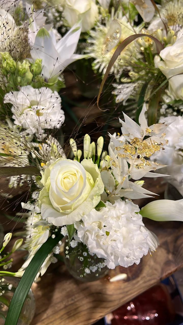 Weiße Rosen und Nelken im Detail