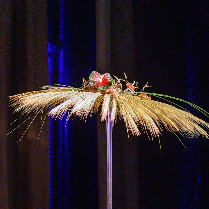 Farbenfrohes Gesteck mit Orchideen
