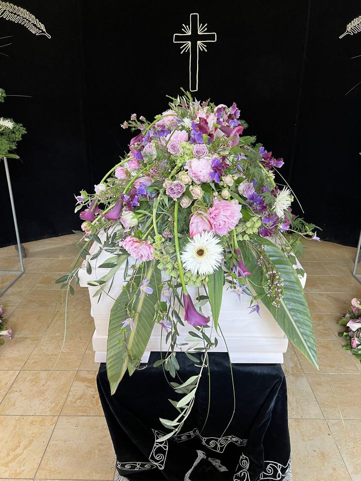 Sargschmuck in Rosa und Violett