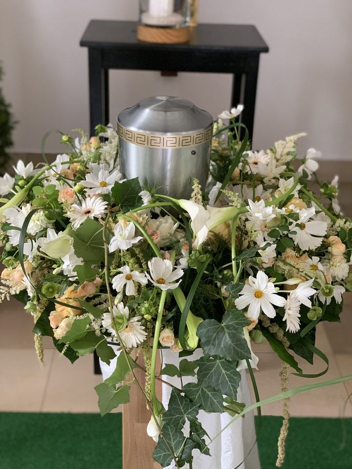 Urnengesteck mit weißen Blüten