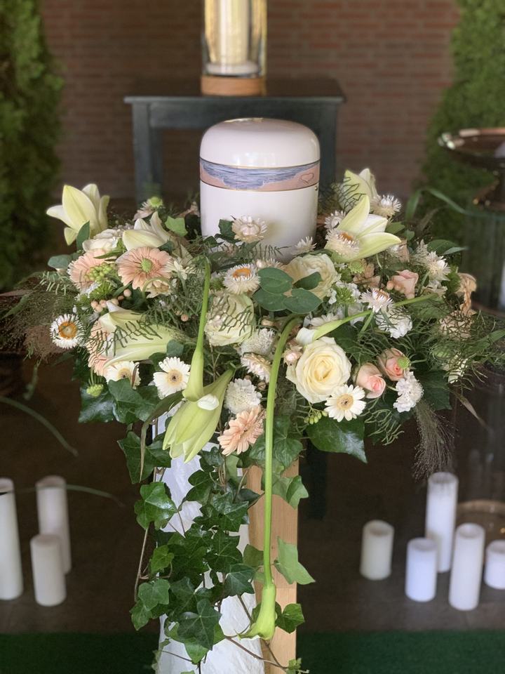 Urnenschmuck mit Lilien und Rosen
